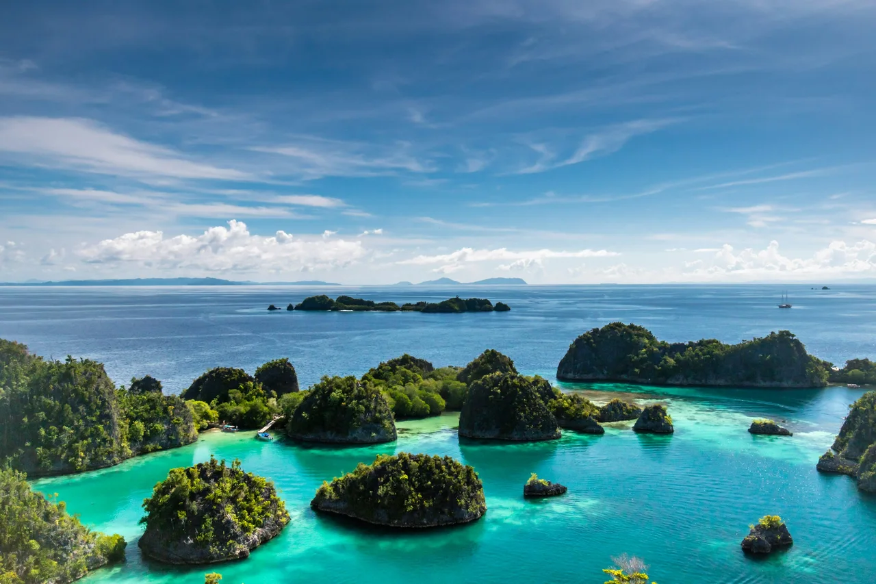 Small green islands stretching out across a turquoise lagoon